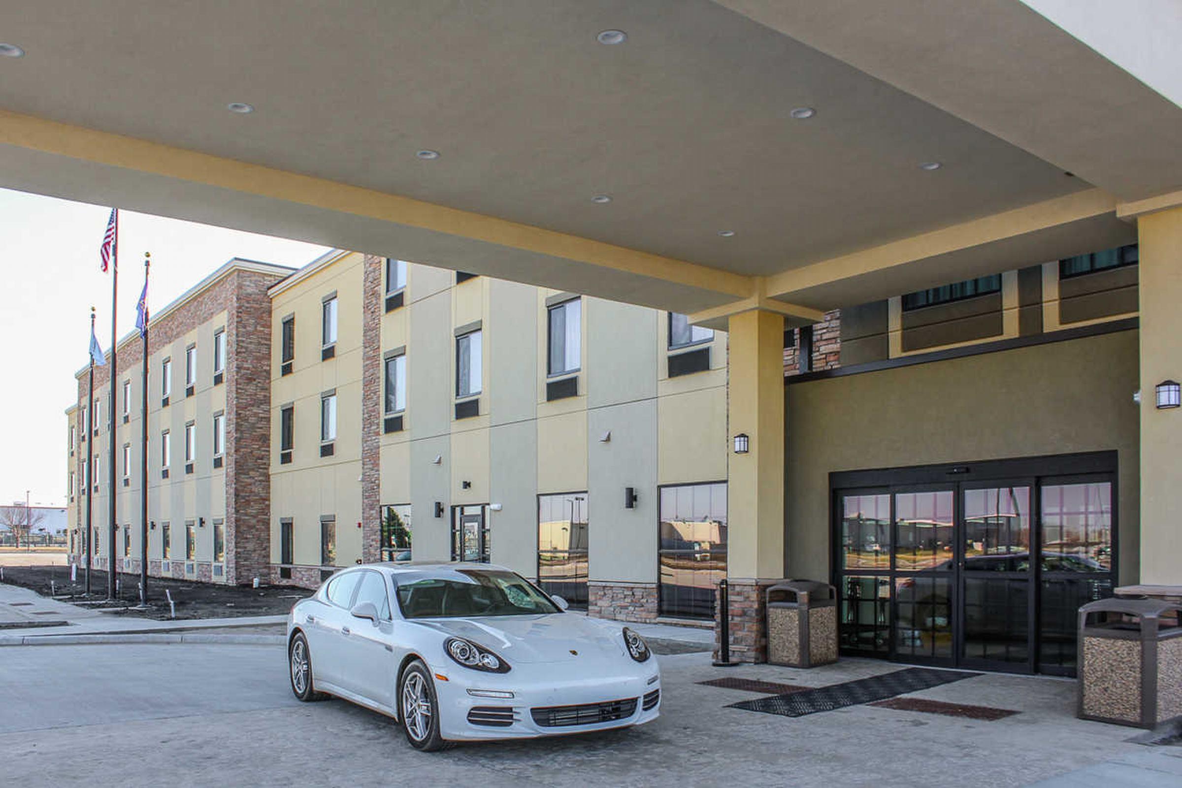 Comfort Suites Brookings Exterior photo